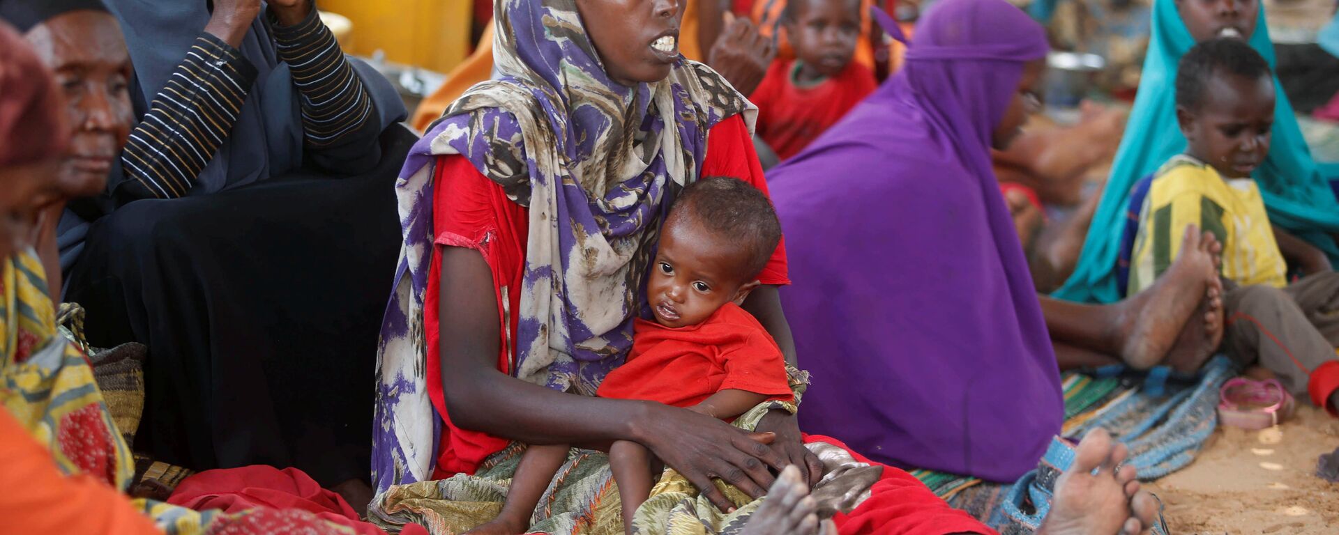 Женщины с детьми в лагере в столице Сомали городе Могадишо - Sputnik Латвия, 1920, 05.03.2022