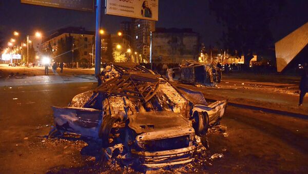 Сожженные в ходе беспорядков на улицах Батуми машины - Sputnik Латвия