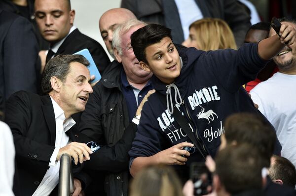 Николя Саркози позирует для селфи на футбольном матче в Париже - Sputnik Латвия
