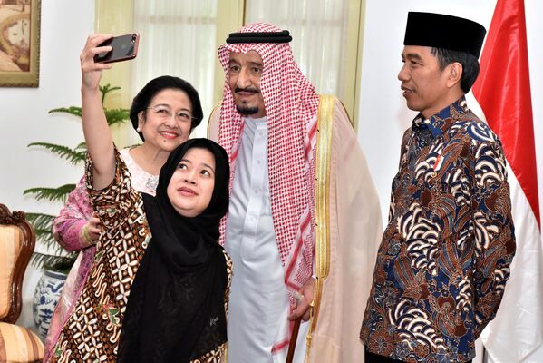 Бывшая президент Индонезии Мегавати Сукарнопутри с дочерью делают совместное селфи с королем Саудовской Аравии Салманом в пристутствии президента Индонезии Джоко Видодо - Sputnik Латвия