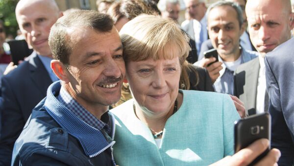 Селфи с канцлером Германии Ангелой Меркель - Sputnik Latvija