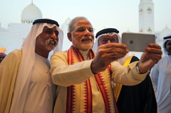 Премьер-министр Индии Нарендра Моди делает селфи с министром высшего образования и научных исследований ОАЭ шейхом Хамданом бин Мубараком аль Нахьяном (слева) - Sputnik Латвия