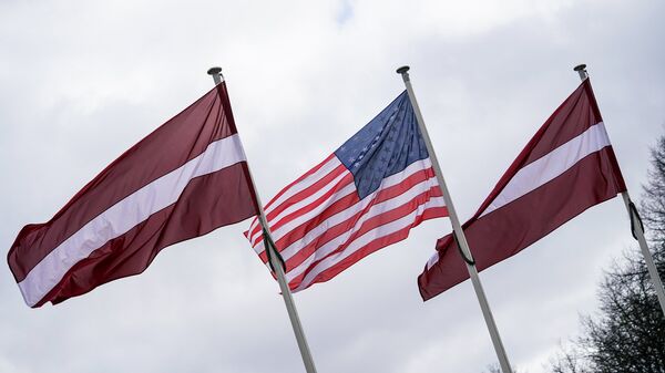 Latvijas un ASV karogi - Sputnik Latvija