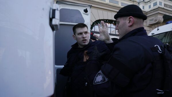 Задержание людей, которые выкрикивали слова Фашизм не пройдет! в адрес легионеров в Риге - Sputnik Латвия