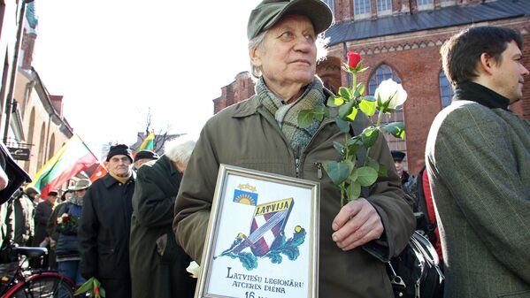 Участники шествия в честь Дня легионеров СС в Риге 16 марта 2017 года - Sputnik Латвия