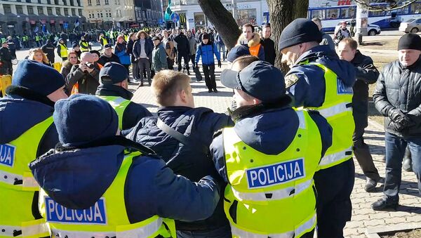 Задержание антифашистов у памятника Свободы - Sputnik Латвия