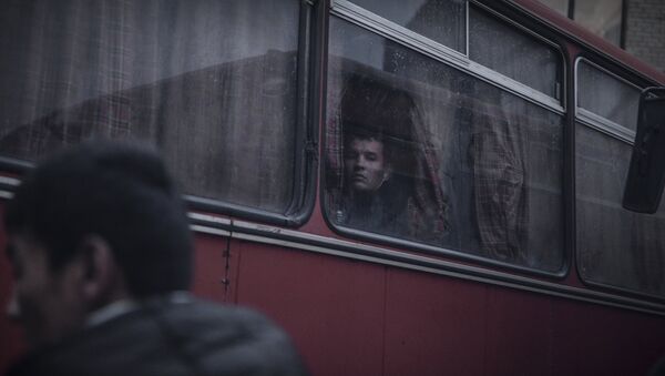 Беженцы в автобусе - Sputnik Латвия