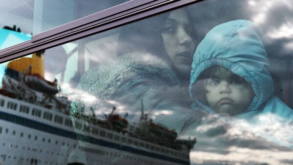 Беженцы в автобусе - Sputnik Latvija