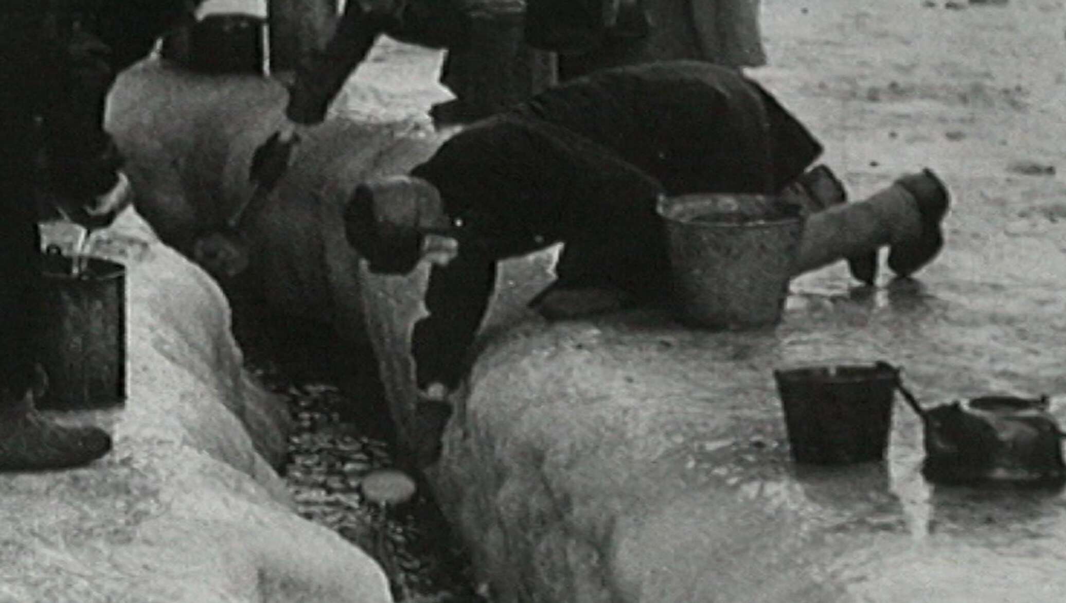 Взять в блокаду. Вода в блокадном Ленинграде. Блокада Ленинграда блокадный вода.