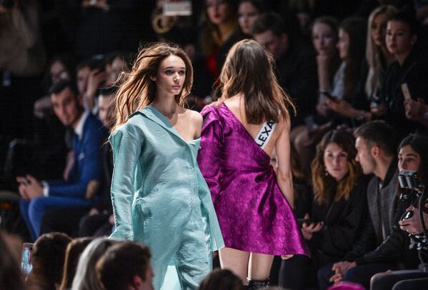 Неделя моды Mercedes-Benz Fashion Week Russia. Сезон Осень-Зима 2017-2018. День первый Неделя моды Mercedes-Benz Fashion Week Russia. Сезон Осень-Зима 2017-2018. День первый - Sputnik Latvija