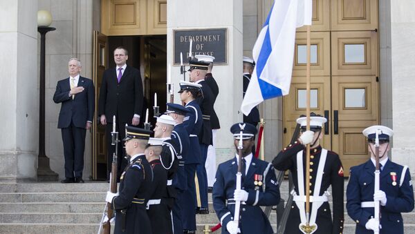 Министр обороны США Джеймс Маттис и министр обороны Финляндии Юсси Ниинисте - Sputnik Latvija