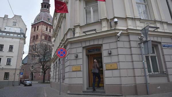 Vīrietis ieiet Trasta Komercbankas ēkā - Sputnik Latvija