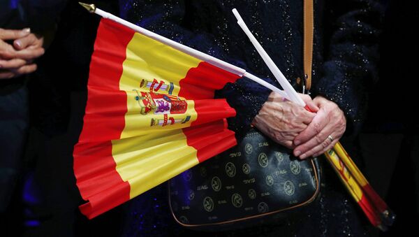 Женщина держит в руках испанский флаг - Sputnik Latvija