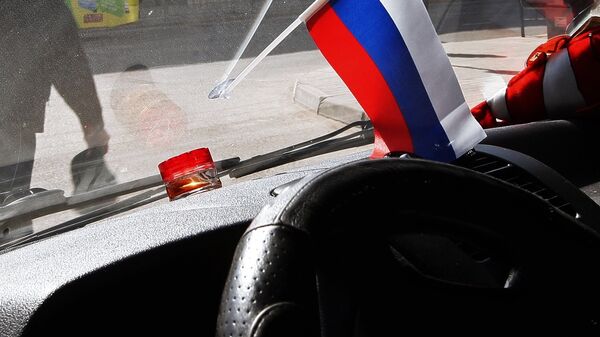 Krievijas karogs automašīnas salonā. Foto no arhīva - Sputnik Latvija