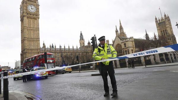 Полицейский на месте нападения в Лондоне - Sputnik Latvija
