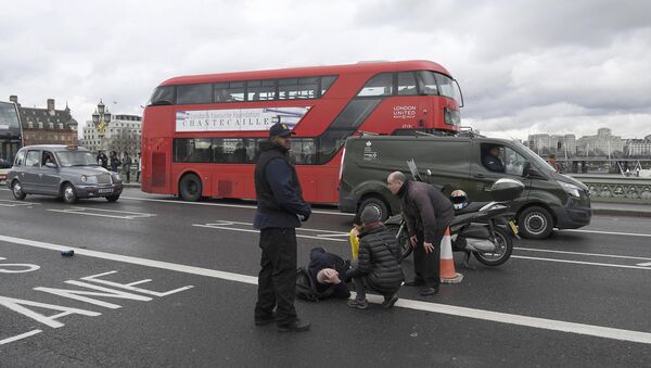 Раненый мужчина на Вестминстерском мосту в Лондоне - Sputnik Латвия