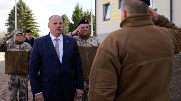 Служащие авиабазы приветствуют Раймондса Бергманиса Служащие авиабазы приветствуют Раймондса Бергманиса - Sputnik Латвия