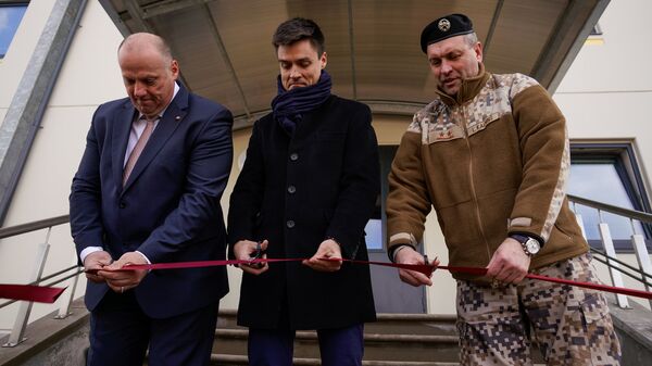 Раймондс Бергманис, представитель подрядчика Мартыньшс Лама и Леонид Калниньш торжественно перерезали ленточку Раймондс Бергманис, представитель подрядчика Мартыньшс Лама и Леонид Калниньш торжественно перерезали ленточку - Sputnik Латвия