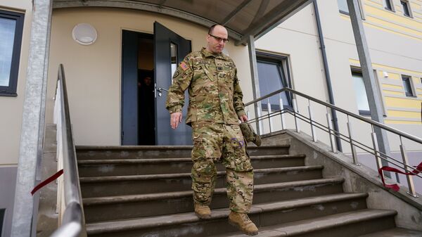 Американский военный доволен осмотром новой казармы на авиабазе Лиелварде Американский военный доволен осмотром новой казармы на авиабазе Лиелварде - Sputnik Латвия