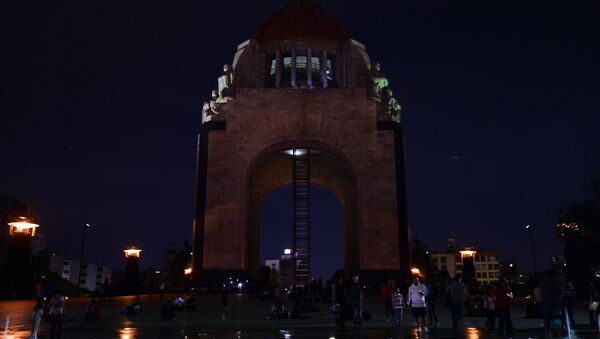 Памятник мексиканской революции в Мехико во время акции Час Земли в 2016 году - Sputnik Латвия