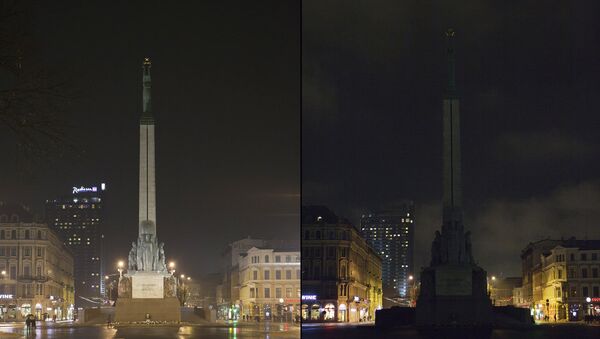 Памятник Свободы в Риге во время акции Час Земли - Sputnik Латвия