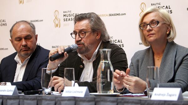 Гунтис Равис, Александр Гафин и Юлия Лочмеле на презентации проекта Гунтис Равис, Александр Гафин и Юлия Лочмеле на презентации проекта - Sputnik Латвия