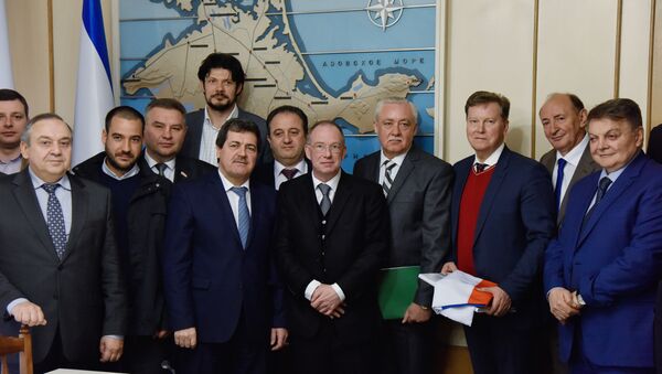 Eiropas un Ukrainas politiķu delegācija ieradusies vizītē Krimā - Sputnik Latvija
