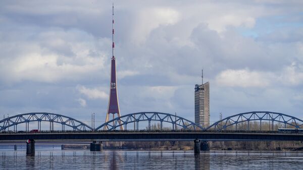 Железнодорожный мост через Даугаву на фоне телевизионной башни и Латвийского телецентра - Sputnik Латвия