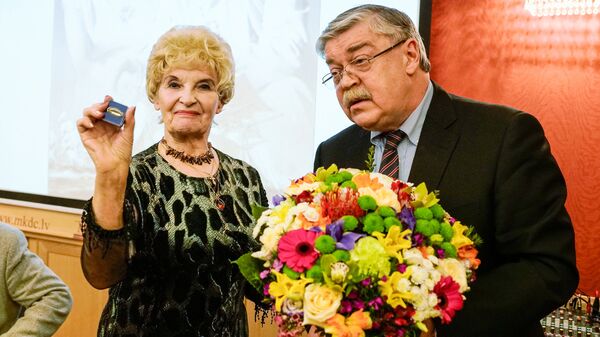 Евгений Лукьянов преподнёс Антонине Пикуль значок Клуба Горчякова от МИД России Евгений Лукьянов преподнёс Антонине Пикуль значок Клуба Горчякова от МИД России - Sputnik Латвия