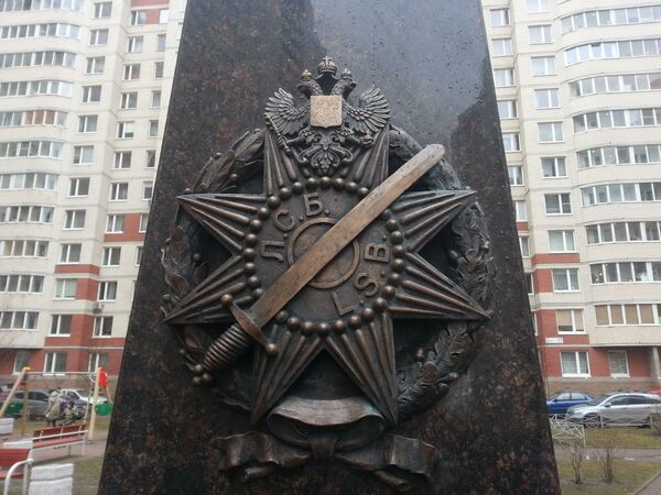 На нагрудном знаке аббревиатура на двух языках: Л.С.Б. и L.S.B. То есть, латышский стрелковый батальон, latviešu strēlnieku bataljons На нагрудном знаке аббревиатура на двух языках: Л.С.Б. и L.S.B. То есть, латышский стрелковый батальон, latviešu strēlnieku bataljons - Sputnik Latvija