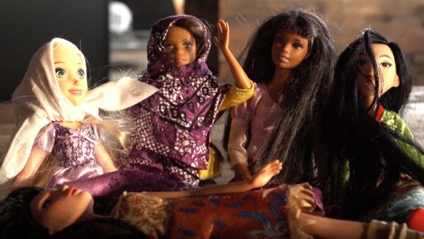 ASV iedzīvotāja pēc pasūtījuma šuj hidžabus lellēm Barbie - Sputnik Latvija