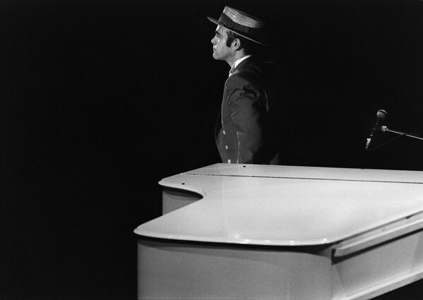 Британский певец Элтон Джон, 1984 год - Sputnik Латвия