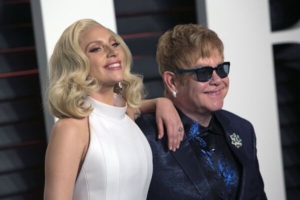 Певица Леди Гага и британский музыкант Элтон Джон в Беверли-Хиллз, штат Калифорния - Sputnik Латвия