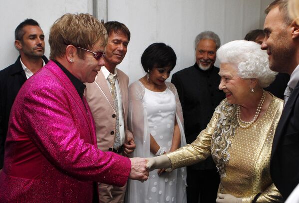 Королева Елизавета II встречает сэра Элтона Джона - Sputnik Латвия