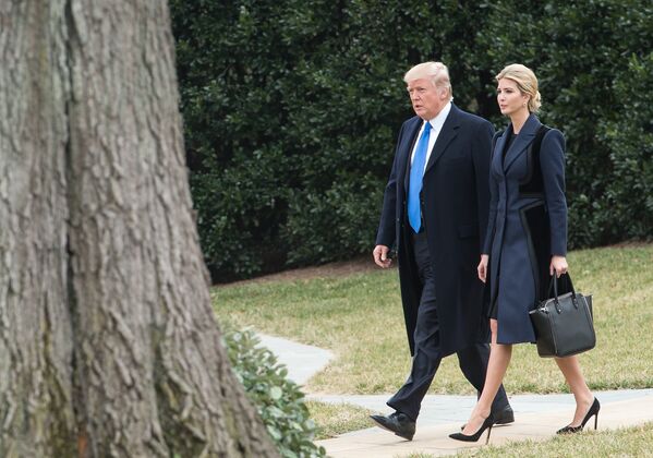 Президент США Дональд Трамп с дочерью Иванкой Трамп идут на борт Marine One в Белом доме, Вашингтон, 1 февраля 2017 года Президент США Дональд Трамп с дочерью Иванкой Трамп идут на борт Marine One в Белом доме, Вашингтон, 1 февраля 2017 года - Sputnik Латвия