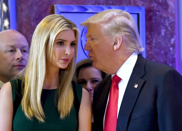 Дональд Трамп беседует со своей дочерью Иванкой Дональд Трамп беседует со своей дочерью Иванкой - Sputnik Латвия