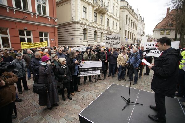 Пикет против налога на недвижимость в Риге Пикет против налога на недвижимость в Риге - Sputnik Латвия