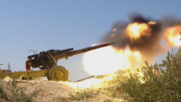Сирийские солдаты сражаются с боевиками на севере провинции Хама - Sputnik Латвия