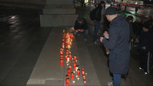 Протестующие против беженцев австрийцы зажгли свечи на ступенях парламента - Sputnik Латвия