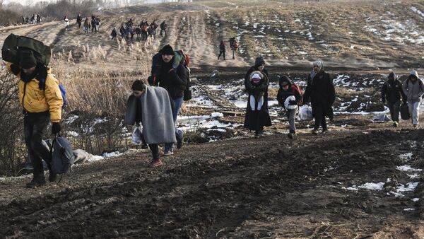 Мигранты после пересечения границы с Македонией - Sputnik Latvija