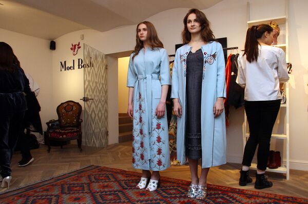 Посмотрите на меня: креативные находки дизайнеров на Неделе моды в Риге Посмотрите на меня: креативные находки дизайнеров на Неделе моды в Риге - Sputnik Латвия