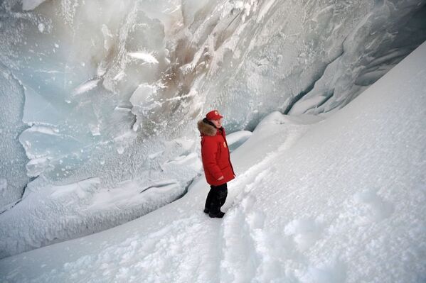 Президент РФ Владимир Путин во время посещения пещеры Ледника полярных летчиков на острове Земля Александры архипелага Земля Франца-Иосифа - Sputnik Латвия