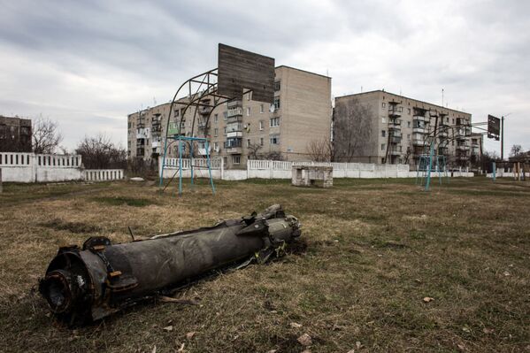Останки сгоревшей ракеты во дворе жилого дома, пострадавшего в результате пожара на военных складах боеприпасов в Харьковской области - Sputnik Латвия