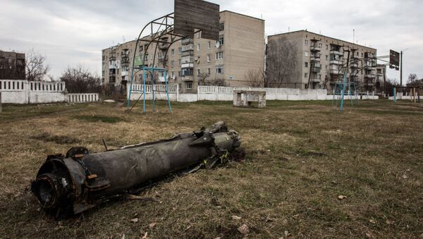 Sadegušas raķetes atliekas dzīvojamās mājas fonā Harkovas apgabalā - Sputnik Latvija
