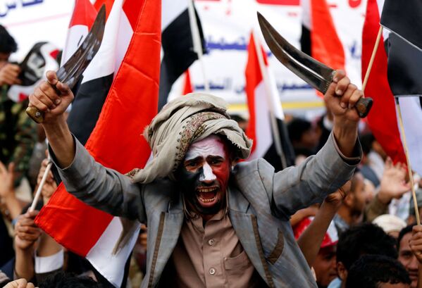 Мужчина размахивает кинжалами во время празднования годовщины военного вмешательства коалиции под руководством Саудовской Аравии в Сане, Йемен - Sputnik Латвия