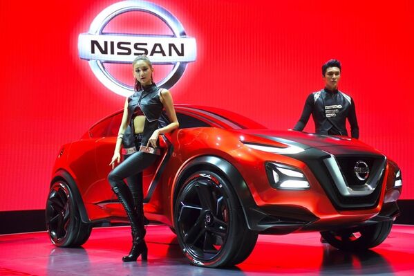 Модели представляют концепт-кар Nissan Gripz на пресс-показе Сеульского автосалона - Sputnik Латвия