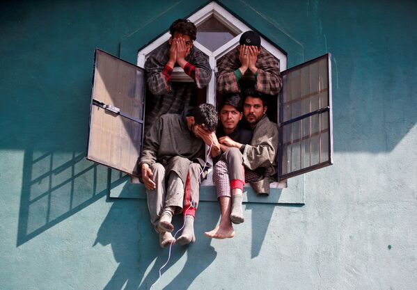 Люди в окне мечети во время похорон в южном Кашмире - Sputnik Латвия