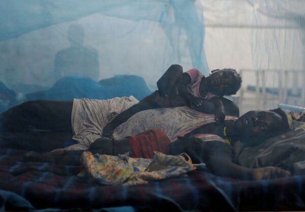Женщина со своими детьми в педиатрическом отделении больницы Medecins Sans Frontieres миссии ООН в Южном Судане - Sputnik Латвия