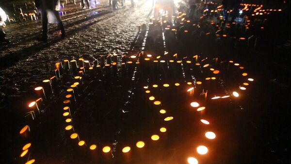 Японцы зажгли свечи в память жертв цунами и землетрясения 2011 года - Sputnik Latvija