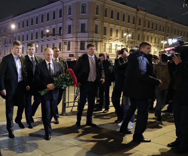 Президент РФ В. Путин возложил цветы у станции метро Технологический институт Президент РФ В. Путин возложил цветы у станции метро Технологический институт - Sputnik Латвия
